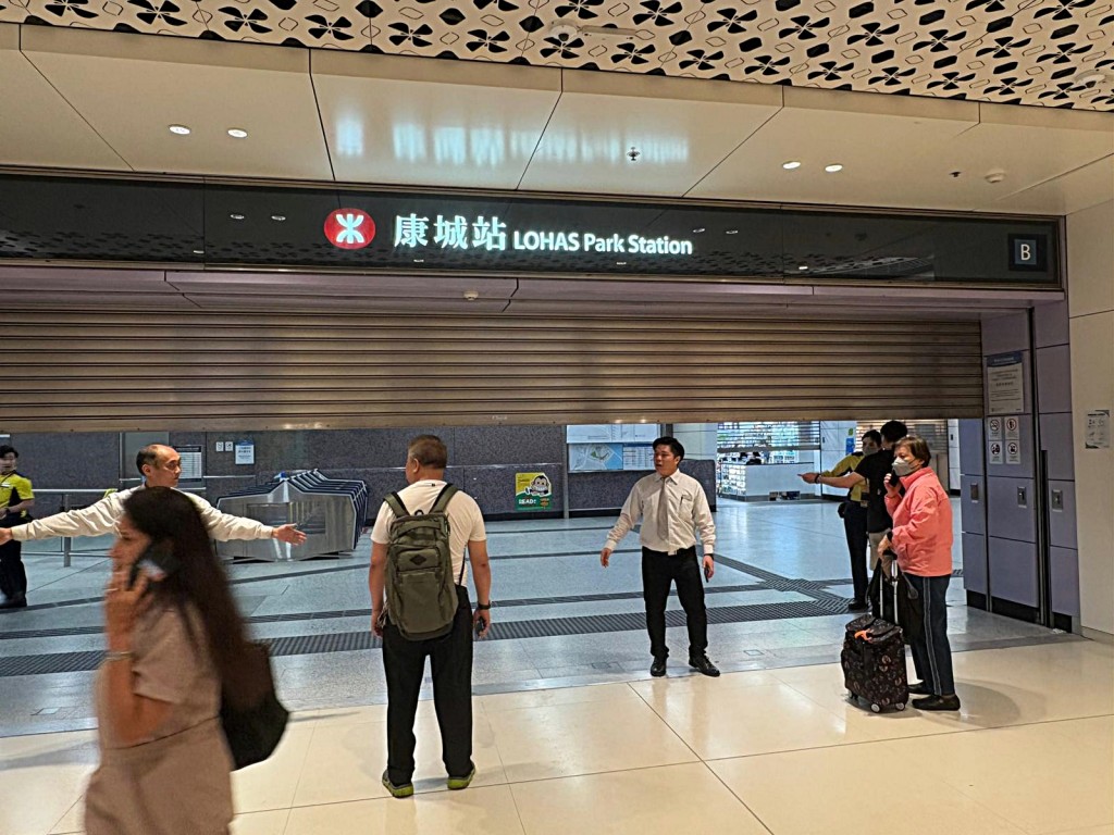 港鐵康城站一度落閘關閉。 港鐵康城站一度落閘關閉。