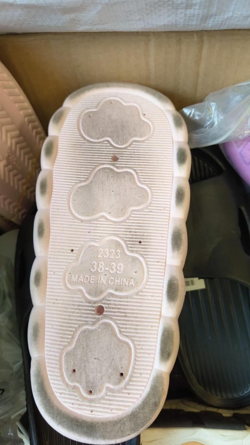 民政事務總署指有捐贈物資為二手衣服鞋襪,當中部分更滿佈污跡、破爛不堪。民政事務總署fb圖片 民政事務總署指有捐贈物資為二手衣服鞋襪,當中部分更滿佈污跡、破爛不堪。民政事務總署fb圖片