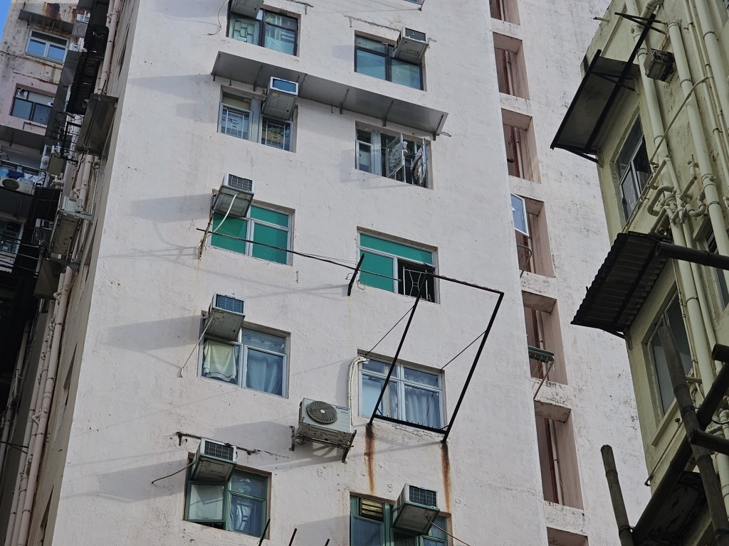旺角宝安大厦8楼一扇三尺乘两尺半铝窗堕下，直堕后巷位置。
