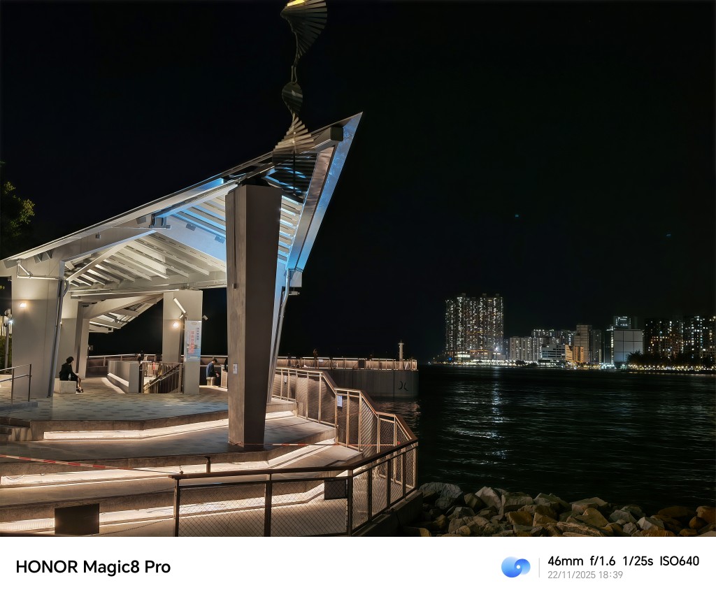 換上2倍無損變焦，夜拍寬容度高，觀景台盡收眼底。