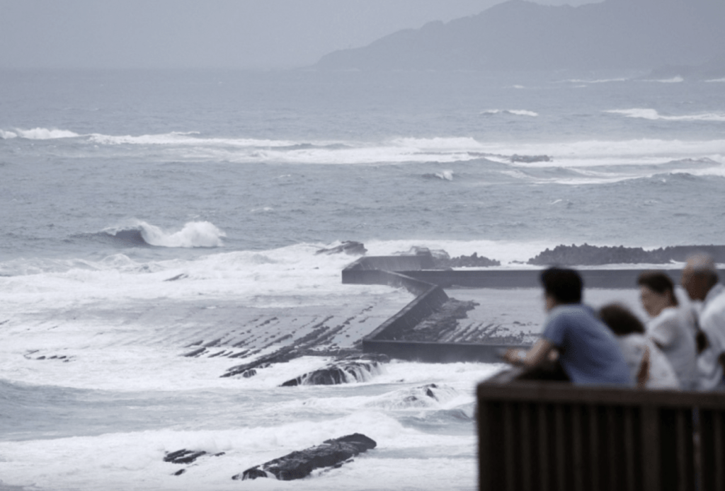 颱風「珊珊」逼近日本，導致日本廣泛地區出現惡劣天氣。路透社