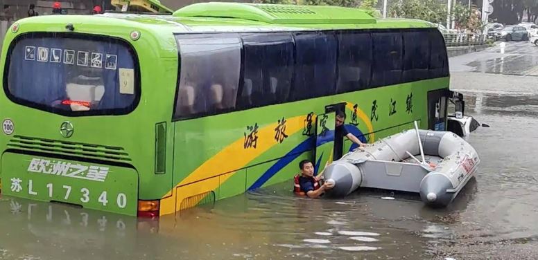 救援人员救出被困巴士乘客。