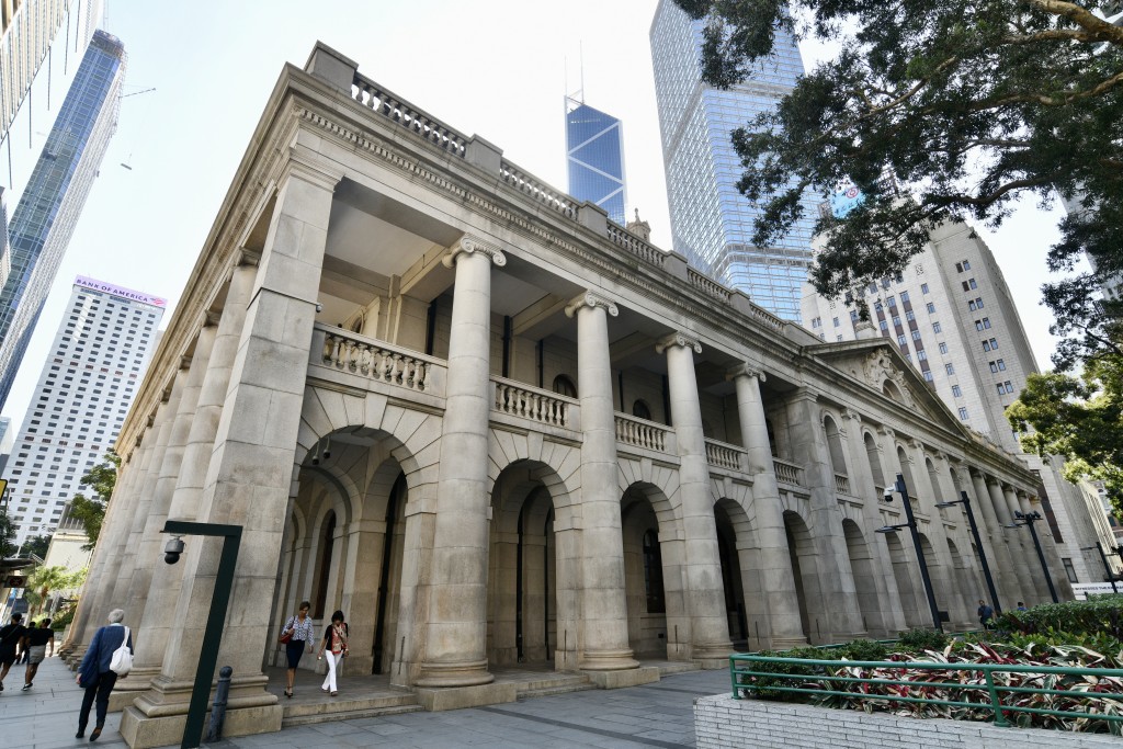 司法機構認為,延展法官及司法人員的退休年齡,有助吸引優秀的私人執業者在其職業生涯較後階段加入司法工作行列。 司法機構認為,延展法官及司法人員的退休年齡,有助吸引優秀的私人執業者在其職業生涯較後階段加入司法工作行列。