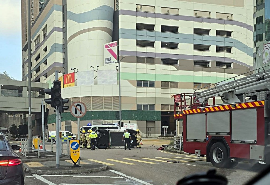 私家車翻側路中。fb：車cam L（香港群組）