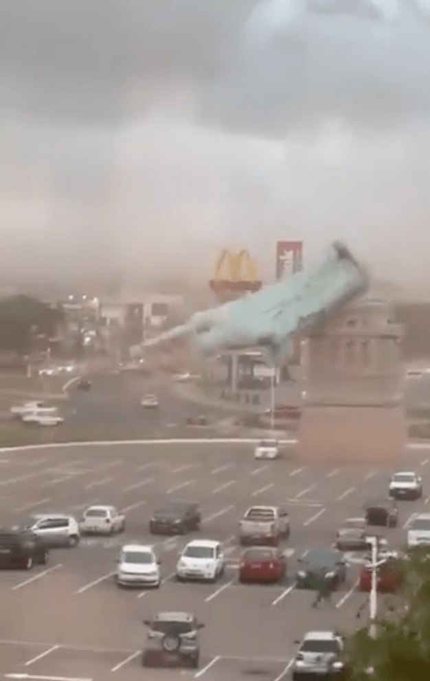 雕像最終倒塌碎裂碎。X@sentdefender