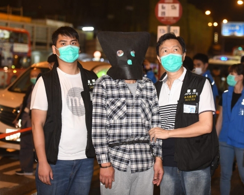 其中一名被告由警員押回警署。資料圖片