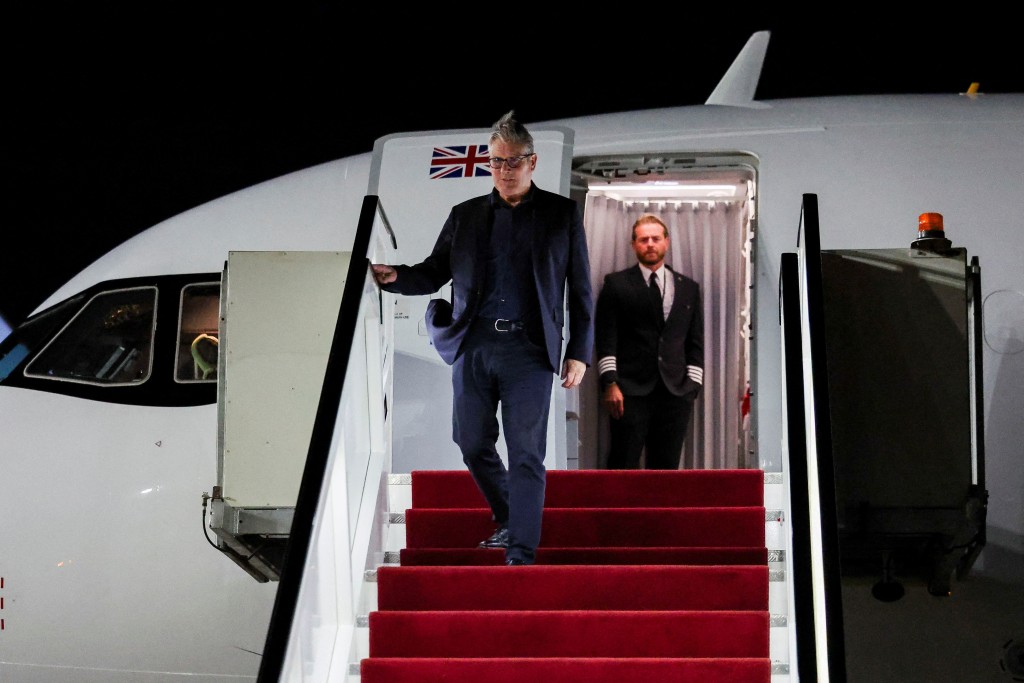 英國首相施紀賢（Keir Starmer）到達埃及出席和會。美聯社