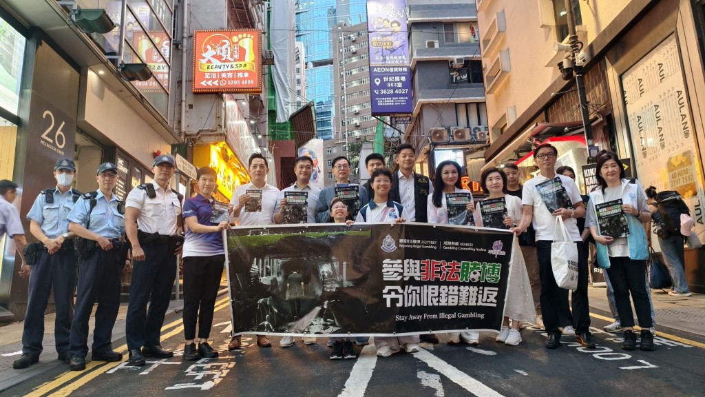 昨(29日)中區警區聯同中西區撲滅罪行委員會、港島總區防止罪案辦公室及保安局禁毒處義工等,到訪蘭桂坊派發傳單。 昨(29日)中區警區聯同中西區撲滅罪行委員會、港島總區防止罪案辦公室及保安局禁毒處義工等,到訪蘭桂坊派發傳單。