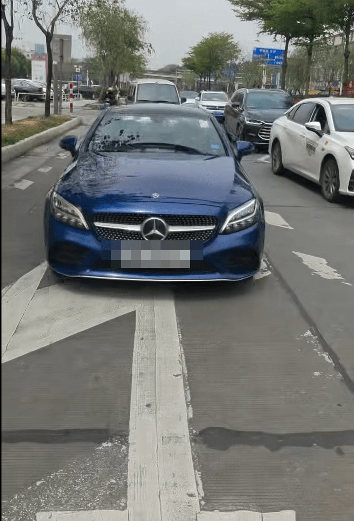 平治其後踩油衝向比亞迪司機。fb：港車北上自駕遊同樂會
