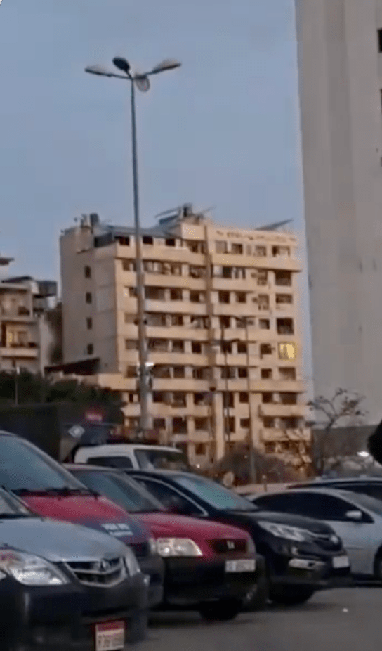 周三上午，贝鲁特市中心靠近政府总部的一栋高层建筑成为打击目标。X@RapidReport2025（下同）