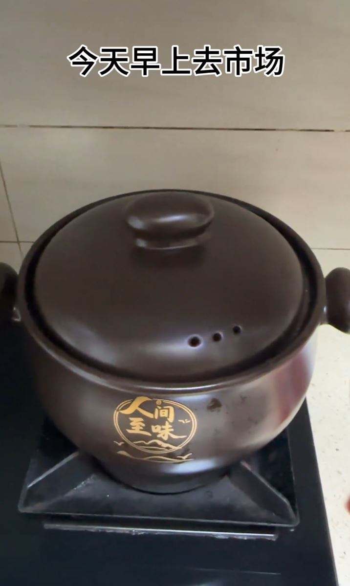 有東北婦人學煲廣東湯時，錯把五指毛桃，當作五隻毛桃，鬧出笑話。