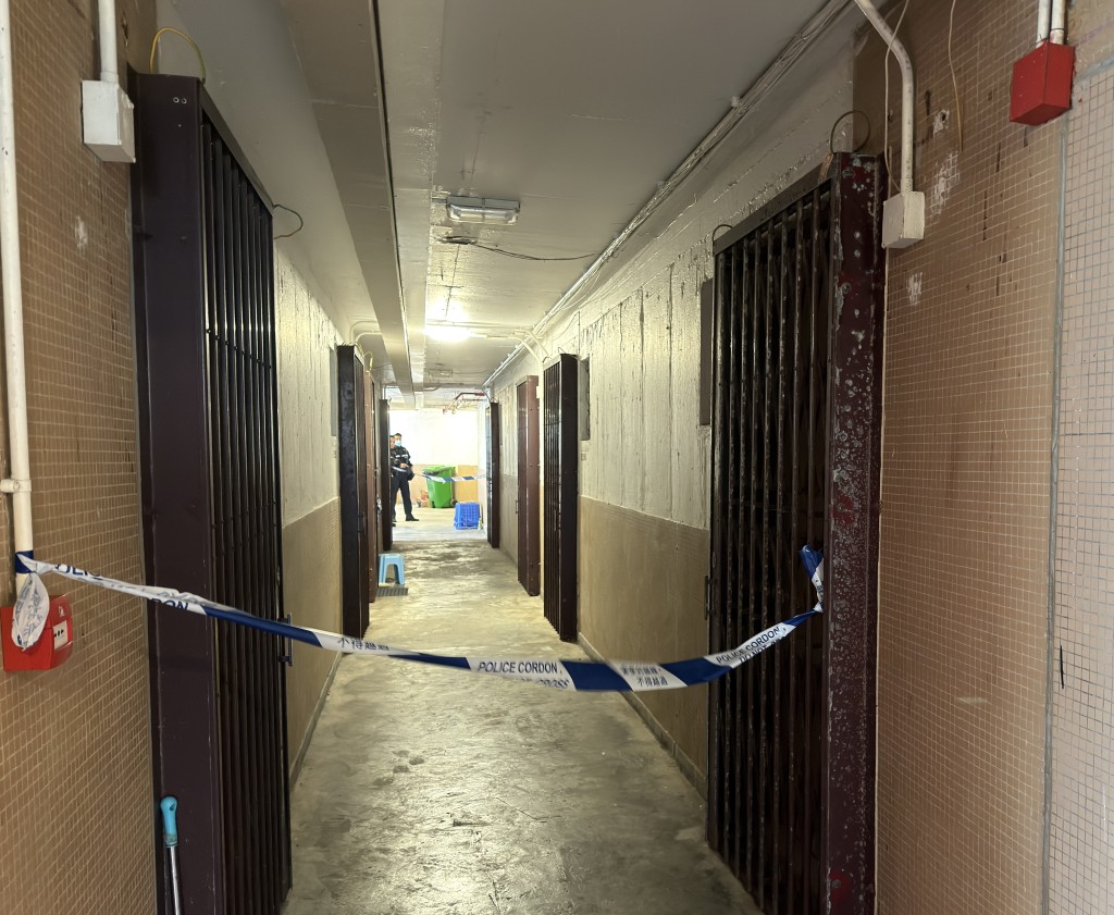 警方在涉事樓層走廊兩邊拉起封鎖線。