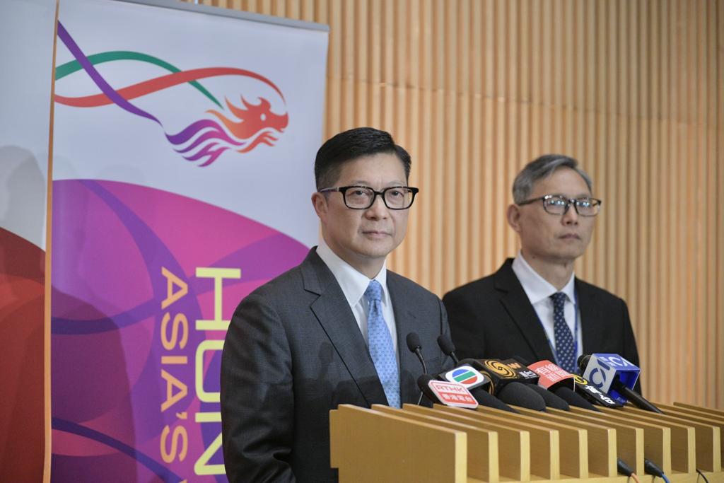鄧炳強(左)稱夏寶龍對香港保安工作表示肯定及支持。陳浩元攝