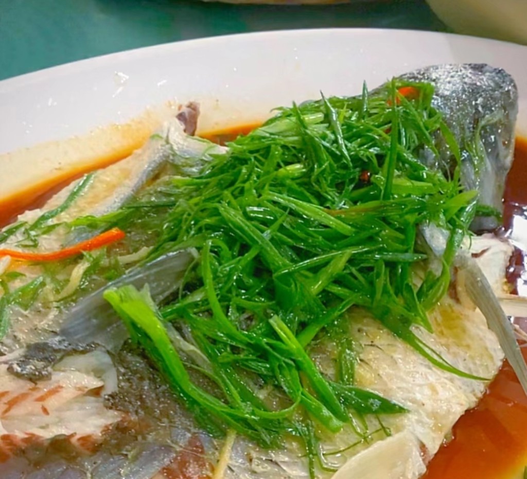 广州美食｜2. 成惠食府清蒸泉水蒸鲩鱼。(图片来源：小红书@你吃饱了没)