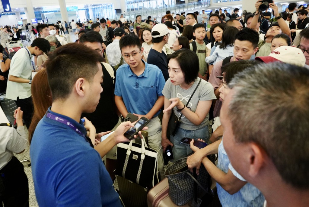 昨日（19日）微軟全球死機事件，多個航班受影響取消，旅客滯留機場。劉駿軒攝