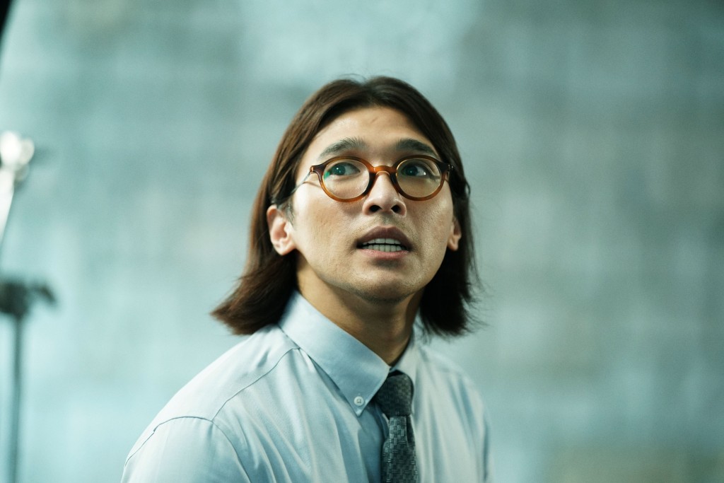 黃又南在戲中飾演地產經紀,落力游說客人上車。