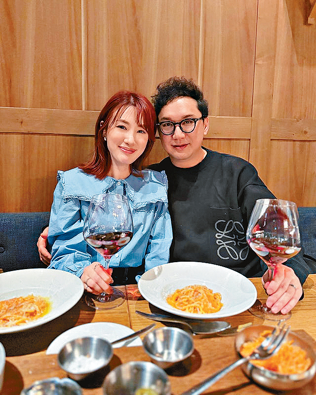 蔣家旻與周永基在2024年拉埋天窗，老公曾任TVB節目監製，後轉投HOY TV監製節目，如今亦已離職。