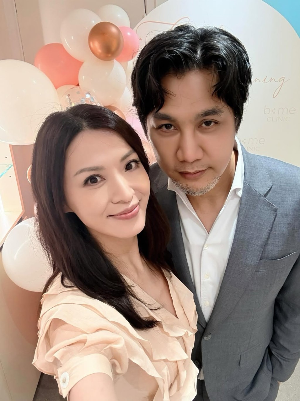 陳煒早前於IG上載和陳國強的甜蜜合照，賀老公新醫美中心開業。