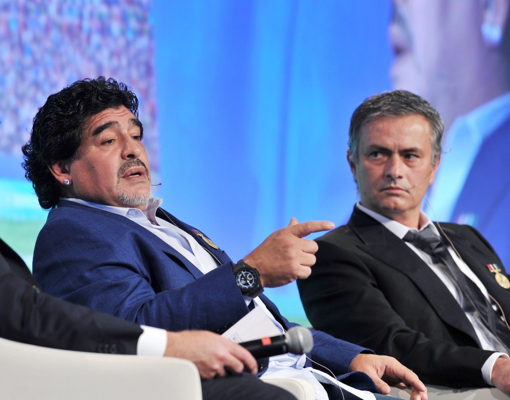 摩連奴（右）九年前與馬勒當拿一同出席杜拜國際體育會議，專心聆聽對方發言。