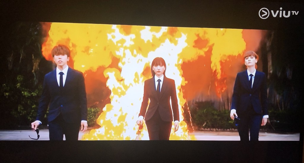 甫開場有爆破場面，不過並非炸「生啤」或「生菜」。