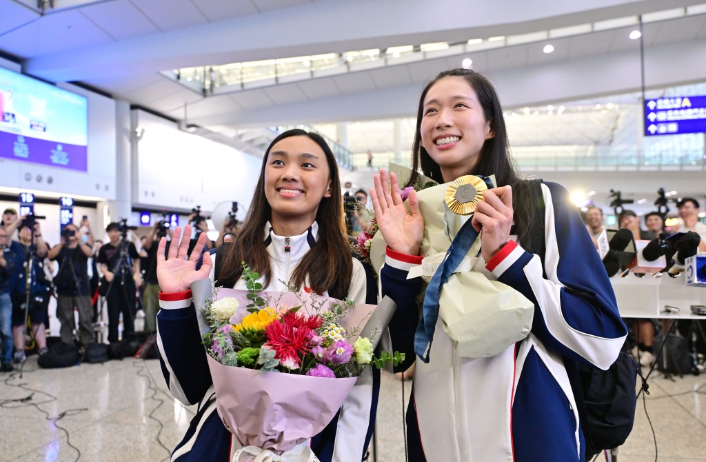 江旻憓（右）在女子重劍項目奪金。資料圖片