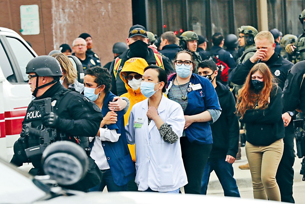 博爾德市警察在槍擊案發生後，引導出事超市的顧客離開。