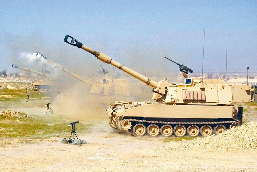 美军的M109A6自走炮。