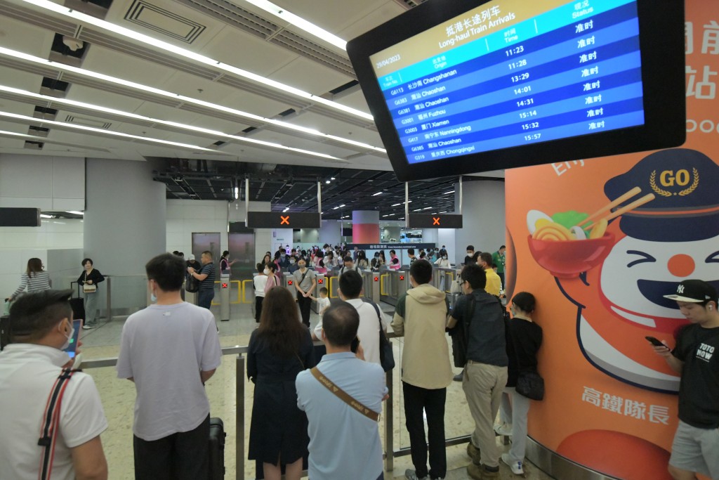 出境方面，高鐵西九龍站約佔7,000人次。梁譽東攝