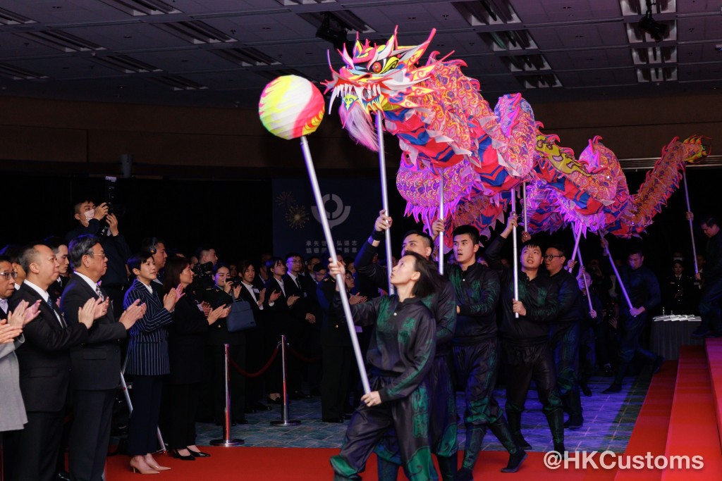 慶祝酒會上有舞龍表演。香港海關fb