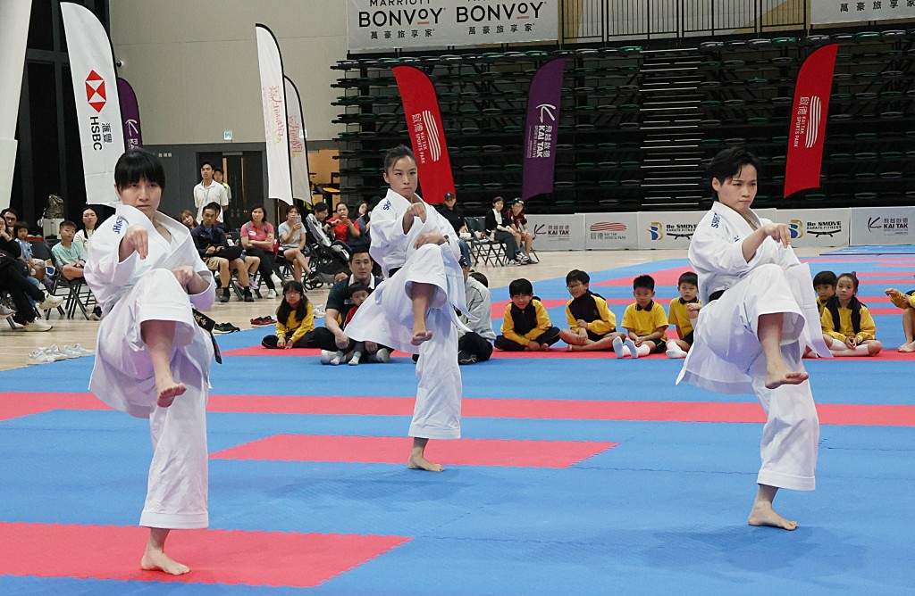 香港3位女子形團體賽主力王思敏(右起)、馬嘉敏及董依然都視劉慕裳為學習對象,她們認為Grace的成就令自己成為港隊的一員感到驕傲,Grace對港隊各人都是一大動力。徐嘉華攝 香港3位女子形團體賽主力王思敏(右起)、馬嘉敏及董依然都視劉慕裳為學習對象,她們認為Grace的成就令自己成為港隊的一員感到驕傲,Grace對港隊各人都是一大動力。徐嘉華攝