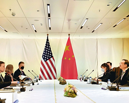 楊潔篪（右一）同沙利文（左一）在瑞士蘇黎世會晤。