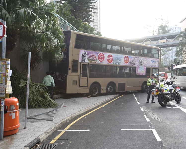 車輛溜後。丁志雄攝
