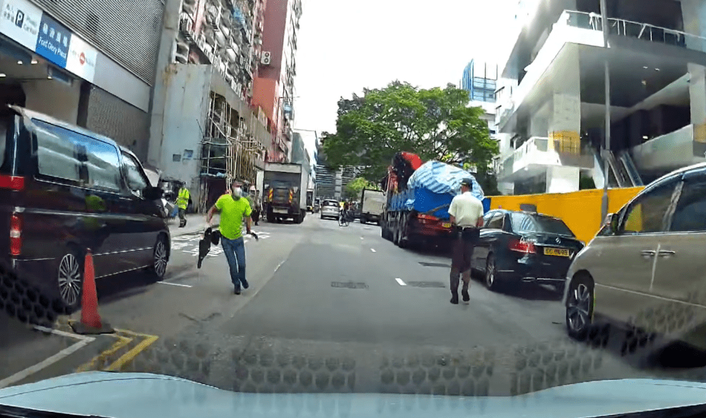 绿衣男走出马路。fb：车cam L（香港群组）