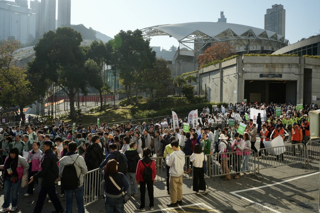 參加者由香港大球場出發，步行至香港仔郊野公園遊客中心。