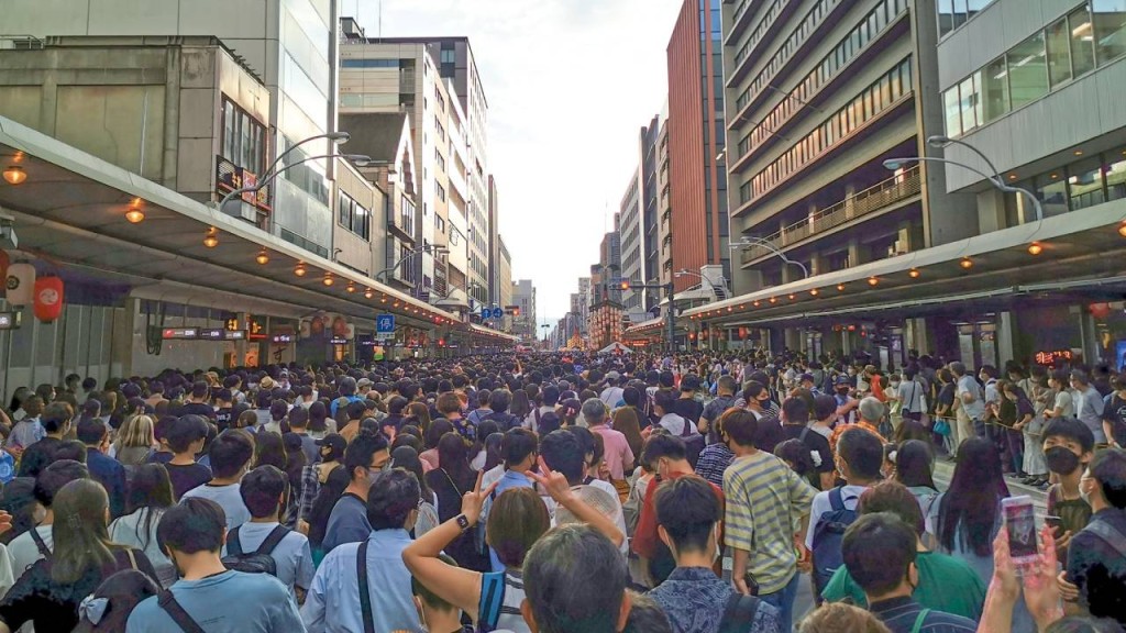 觀賞祇園祭的人潮逼滿京都街頭。Twitter@nobo_kyoto圖片