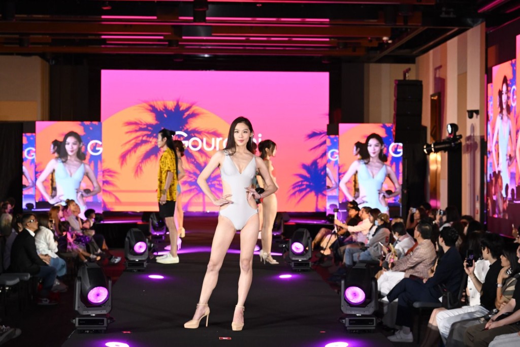 谭权辉表示：「我亲眼目睹佢无时无刻都做资料搜查，点样行Catwalk、点样摆pose，佢唔系专业，但系佢嘅热诚真系感动咗我。」