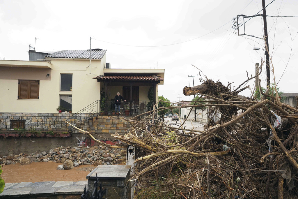 希臘暴雨持續,當地有道路被破壞。美聯社