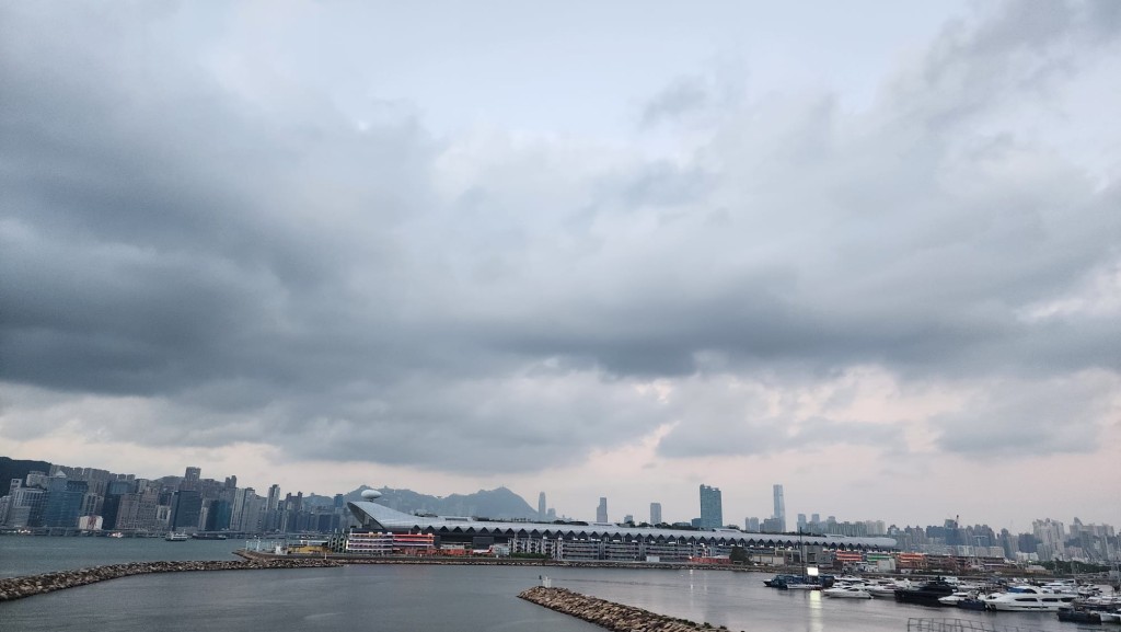 本港地區天氣大致天晴,但初時局部地區有驟雨,最低氣溫約28度。黎志偉攝 本港地區天氣大致天晴,但初時局部地區有驟雨,最低氣溫約28度。黎志偉攝