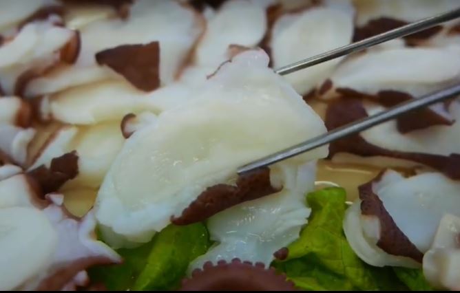 活章鱼是韩国有名料理，但也易生窒息意外，建议煮熟才吃。