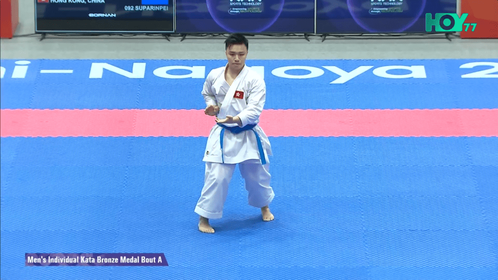 洪晧崴空手道男子個人形銅牌戰以5:0擊馬來西亞選手,為港隊再添一面銅牌。電視直播截圖 洪晧崴空手道男子個人形銅牌戰以5:0擊馬來西亞選手,為港隊再添一面銅牌。電視直播截圖