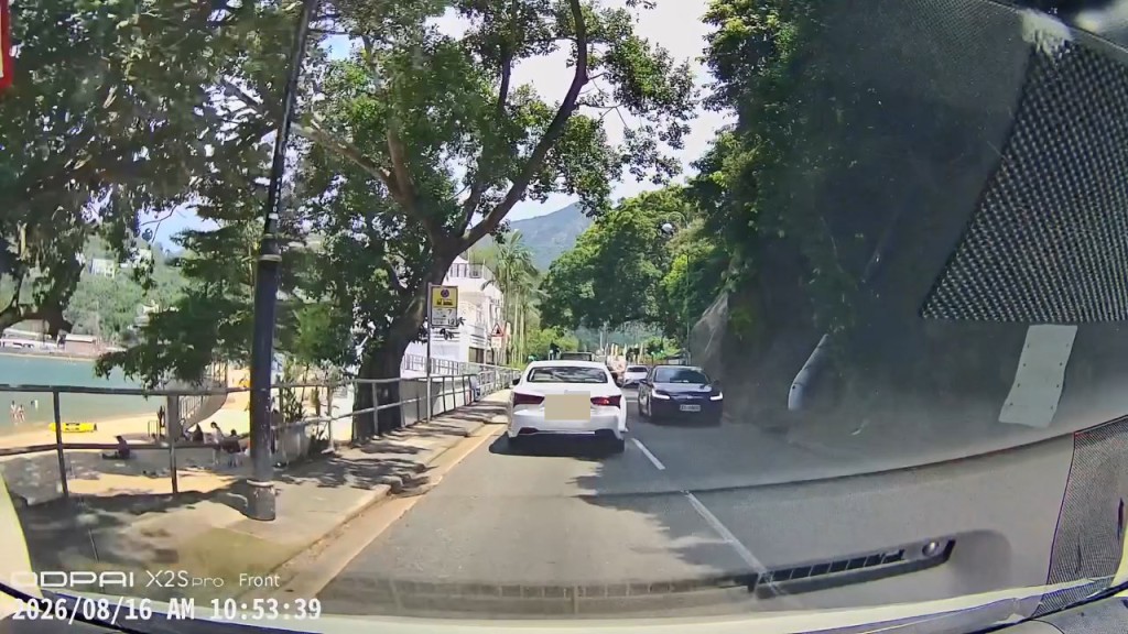 白色私家車沿香島道慢駛。fb「車camL」群組EdDiE TsAnG片段截圖 白色私家車沿香島道慢駛。fb「車camL」群組EdDiE TsAnG片段截圖