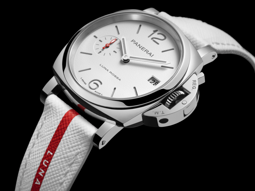 全新38mm中性設計的PAM01378，以白色錶盤配上白色錶帶。