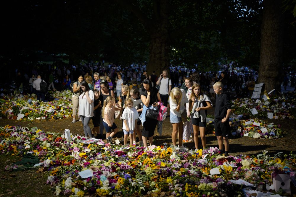 民众聚集在伦敦白金汉宫附近的绿色公园为英女皇伊利莎白二世献花。AP
