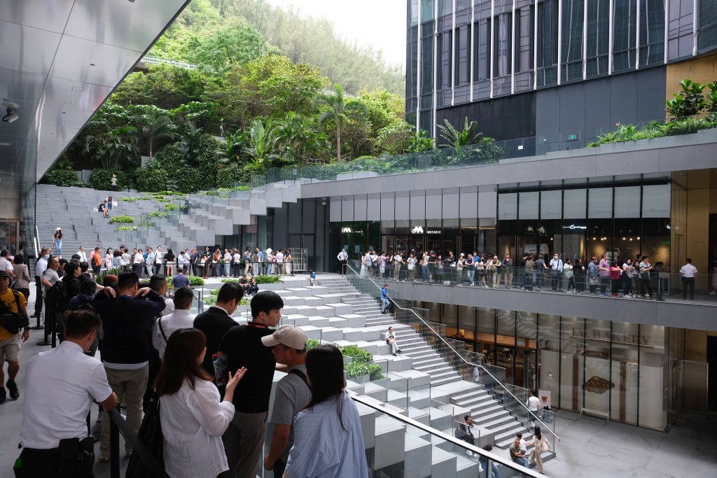 柏傲莊III已屆現樓,本月兩輪銷售安排以價單形式發售的共163個單位,均於開售日即日沽清。 柏傲莊III已屆現樓,本月兩輪銷售安排以價單形式發售的共163個單位,均於開售日即日沽清。