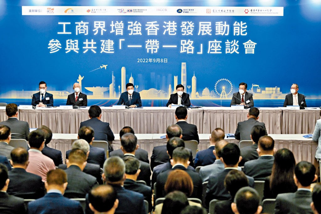 行政長官李家超(右三)、中聯辦主任駱惠寧(左三)等嘉賓出席座談會。