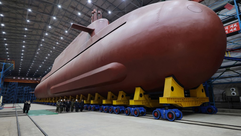 金正恩視察核動力戰略導彈潛艇的建設工程。路透社