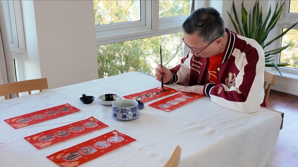 林定國親手寫出「馬到功成」的揮春。