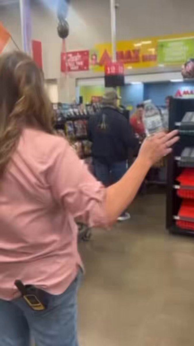 H-E-B超市店員宣布，購物車內商品通通免費。X@Mr_JCE