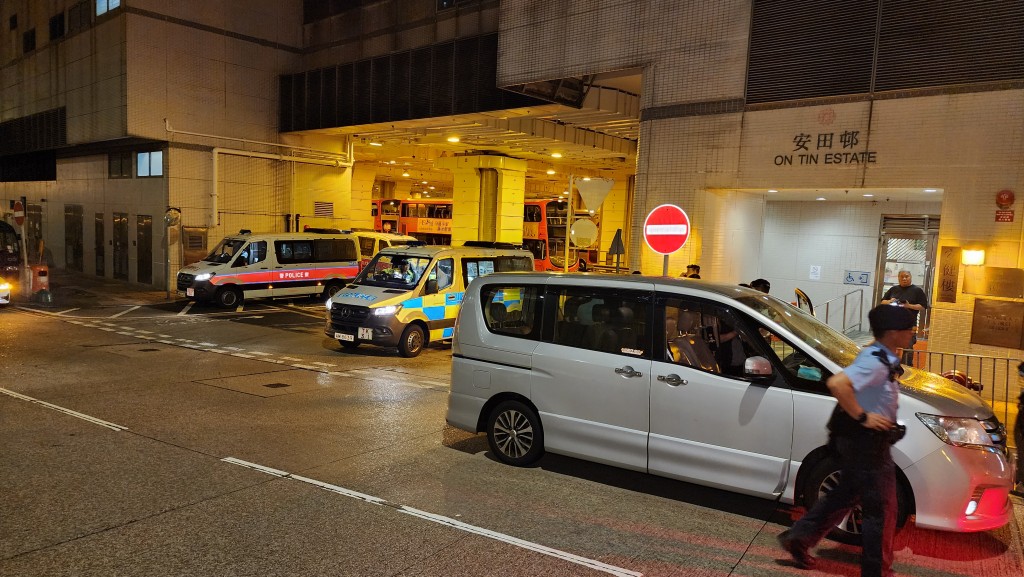 警員在藍田截獲毒品快餐車。 警員在藍田截獲毒品快餐車。
