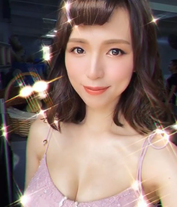 孫慧雪露半球，加上甜美笑容，殺死人。